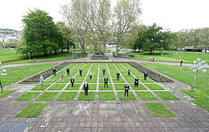 Winfried Kretschmann , Thomas Strobl (CDU, vorne r), Innenminister von Baden-W&uuml;rttemberg, stehen beim Gruppenbild nach der Auftaktsitzung des neu gew&auml;hlten Landtags von Baden-W&uuml;rttemberg mit den anderen Regierungsmitgliedern zusammen. Foto: dpa