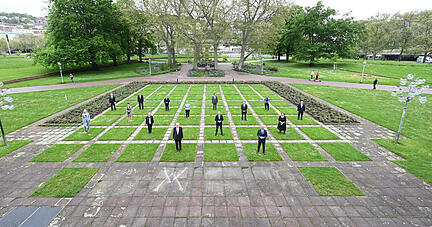 Winfried Kretschmann , Thomas Strobl (CDU, vorne r), Innenminister von Baden-W&uuml;rttemberg, stehen beim Gruppenbild nach der Auftaktsitzung des neu gew&auml;hlten Landtags von Baden-W&uuml;rttemberg mit den anderen Regierungsmitgliedern zusammen. Foto: dpa