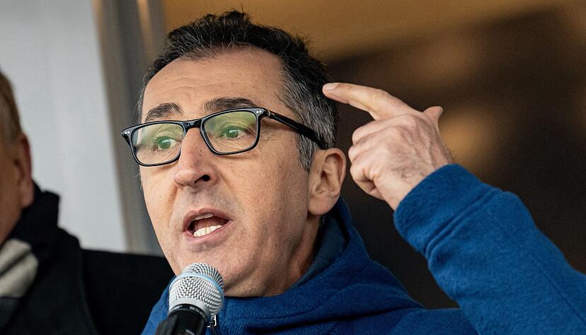 Cem Özdemir (Bündnis 90/Die Grünen), Bundesminister für Ernährung und Landwirtschaft, nimmt an einer Demonstration des Deutschen Bauernverbandes unter dem Motto «Zu viel ist zu viel! Jetzt ist Schluss!» vor dem Brandenburger Tor teil. Cem Özdemir (Bündnis 90/Die Grünen), Bundesminister für Ernährung und Landwirtschaft, nimmt an einer Demonstration des Deutschen Bauernverbandes unter dem Motto «Zu viel ist zu viel! Jetzt ist Schluss!» vor dem Brandenburger Tor teil.