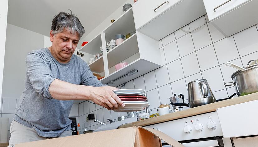 Besser jetzt ausmisten als sp&auml;ter: Nicht jeder Teller aus alten Zeiten muss mit ins neue Zuhause.