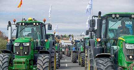 Die Bauern sehen sich wegen der von der Bundesregierung geplanten Kürzungen in ihrer Existenz bedroht. Die Bauern sehen sich wegen der von der Bundesregierung geplanten Kürzungen in ihrer Existenz bedroht.