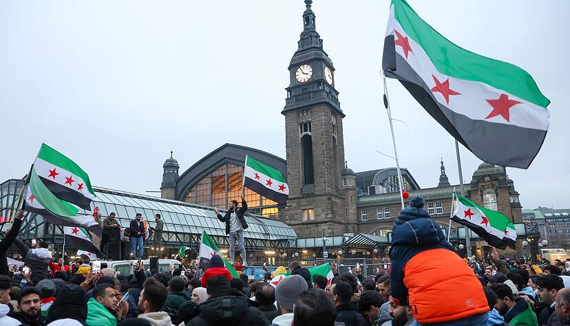 Den Sturz des syrischen Machthabers, Baschar al-Assad, feierten Syrerinnen und Syrer auch in Deutschland.