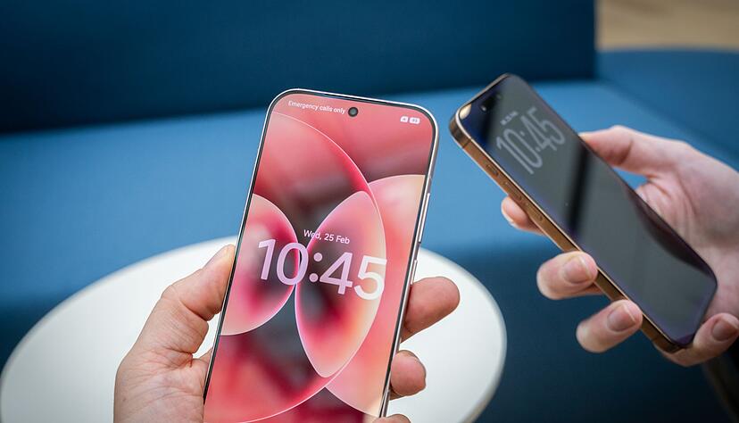 Gl&auml;nzender Rahmen, abgerundete Kanten. Das Xiaomi 17 hat dieselbe Anmutung wie aktuelle iPhones - auch in der Hand f&uuml;hlen sich die beiden Smartphones bemerkenswert &auml;hnlich an.