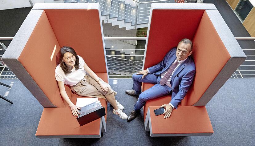 AWKG-Chef Norbert Heckmann und Projektleiterin Kathrin Funk nutzen die neuen Sitzgelegenheiten.