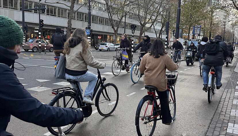 Radfahrer statt Autos dominieren das Bild im Berufsverkehr auf einer der Hauptverkehrsachsen.