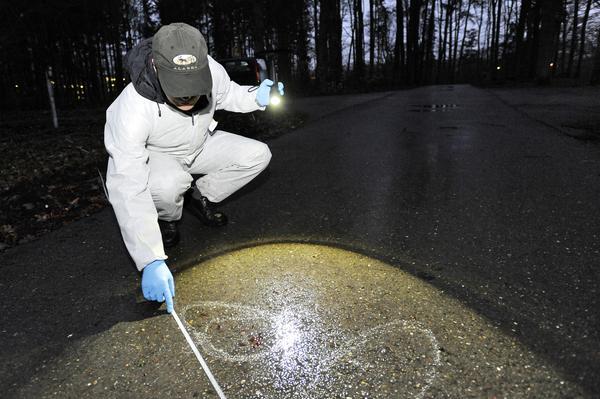 Spurensicherung am Tatort: Zwei weiße Kreise, in der Mitte ein vom Regenwasser verdünnter Blutfleck, zeugen von der brutalen Tat, die sich am 17. März in Amorbach ereignete.
