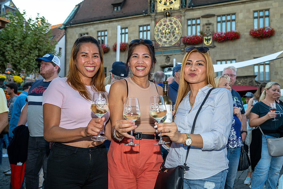 Besucher genießen Wein und Spätsommerflair beim Weindorf in Heilbronn.