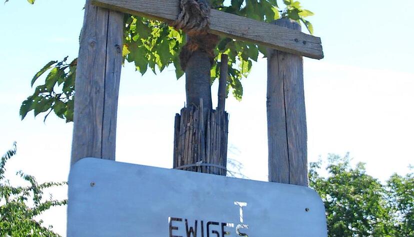 Die Gedenktafel, die an die Verunglückten erinnert.Foto: Schneider
