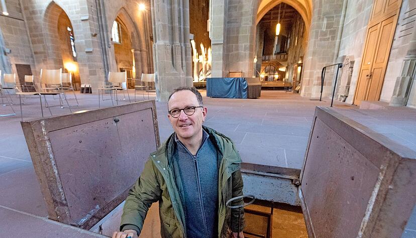 Mesner Gerd Bäuerle öffnet die zweiflüglige Falltür zur „Unterwelt“ der Kilianskirche. Mesner Gerd Bäuerle öffnet die zweiflüglige Falltür zur „Unterwelt“ der Kilianskirche.