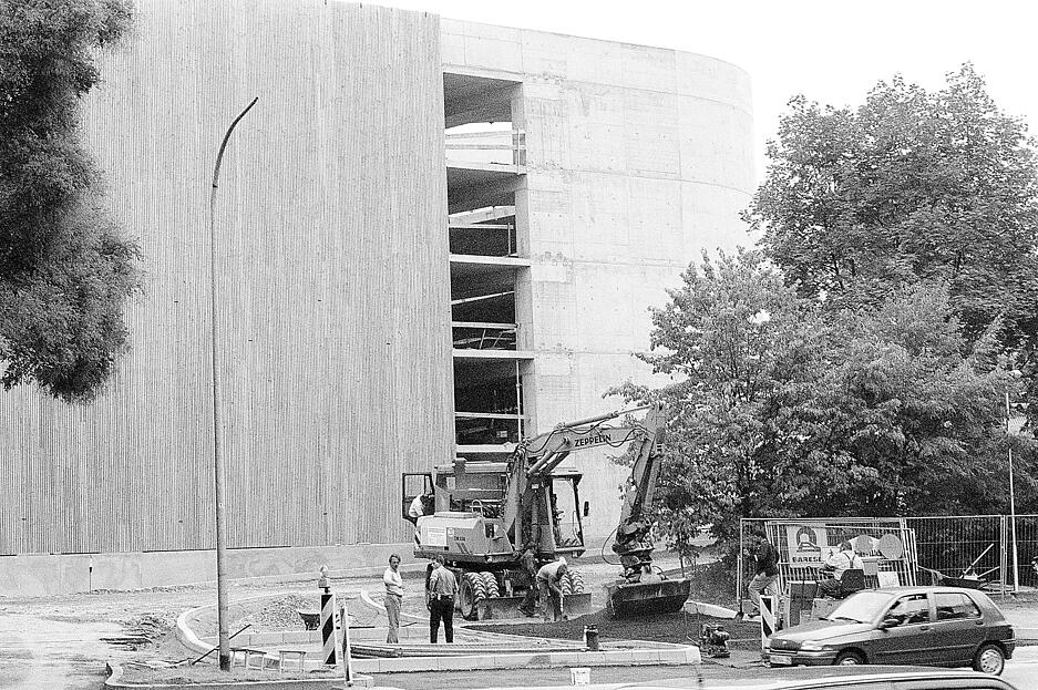 Der Bau des Parkhauses schreitet voran. Aufnahme aus September 2008.