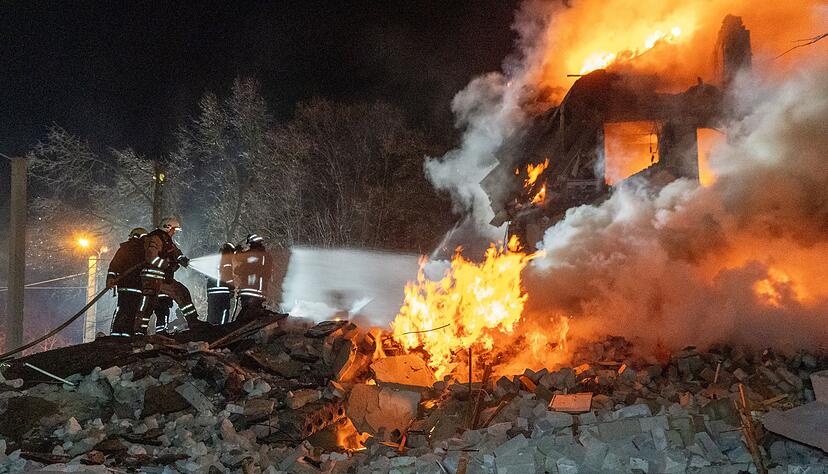 In den Trümmern des von einer Rakete getroffenen Wohnhauses gab es mehrere Tote und Verletzte. In den Trümmern des von einer Rakete getroffenen Wohnhauses gab es mehrere Tote und Verletzte.