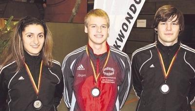 Die Gewinner (von links): Efstathia Mavridou (Budokwai Öhringen), Jürgen Ullrich (Taekwondo Cappel) und Dominik Langner (Budokwai Öhringen).Foto: privat Die Gewinner (von links): Efstathia Mavridou (Budokwai Öhringen), Jürgen Ullrich (Taekwondo Cappel) und Dominik Langner (Budokwai Öhringen).Foto: privat