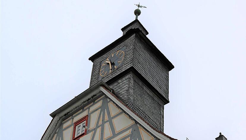Natürlich auch eine Frage der Perspektive: Der Turm des Alten Rathauses hängt aber tatsächlich leicht zur Seite. Sorgen, so sagen die Experten, muss man sich deshalb aber nicht machen.
Fotos: Armin Rößler (1)/privat (2)
