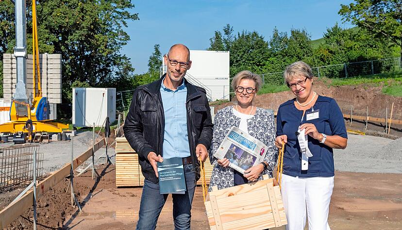 Geschäftsführerin Anett Rose-Losert, eingerahmt von Oberärztin Dr. Dorothea Schmidt und Pflegedienstleiter Michael Theune mit der Grundsteinkiste für das Gebäude der neuen Clearing- und Kriseninterventionsstation. Fotos: Mario Berger Geschäftsführerin Anett Rose-Losert, eingerahmt von Oberärztin Dr. Dorothea Schmidt und Pflegedienstleiter Michael Theune mit der Grundsteinkiste für das Gebäude der neuen Clearing- und Kriseninterventionsstation. Fotos: Mario Berger
