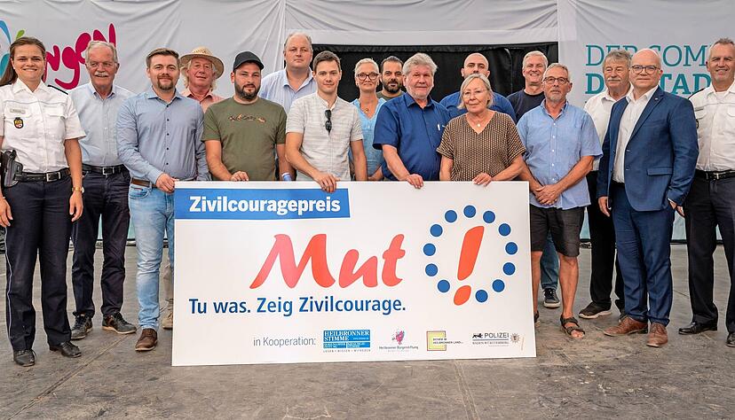 Geehrte beim Fototermin zwischen den Kooperationspartnern vertreten durch Lisa-Maria Klesse, Karl Schäuble (von links), Hans Becker, Norbert Heuser, Herbert Meixner und Uwe Ralf Heer (von rechts).