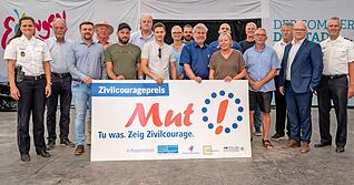 Geehrte beim Fototermin zwischen den Kooperationspartnern vertreten durch Lisa-Maria Klesse, Karl Schäuble (von links), Hans Becker, Norbert Heuser, Herbert Meixner und Uwe Ralf Heer (von rechts).