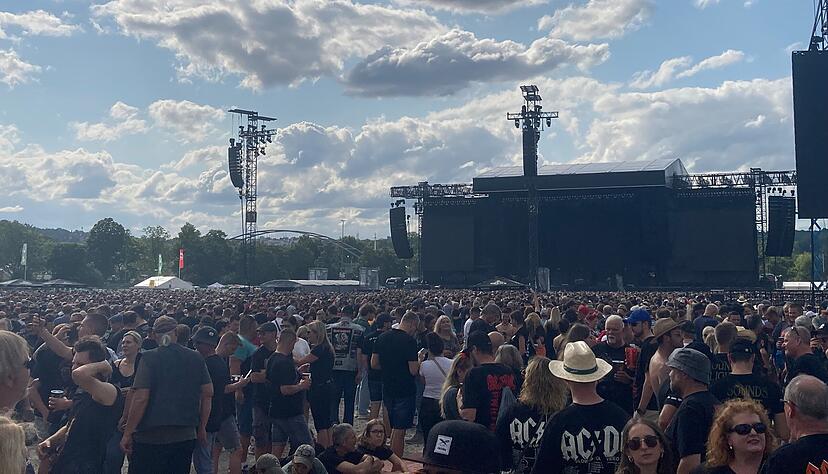 Der Cannstatter Wasen in Stuttgart ist bereits voller AC/DC-Fans. Der Cannstatter Wasen in Stuttgart ist bereits voller AC/DC-Fans.
