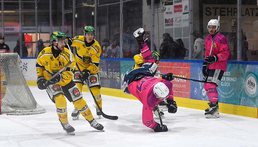 Das Spiel der Falken gegen die T&ouml;lzer L&ouml;wen hatte Playoff-Charakter. Hier wird Freddy Cabana (Mitte) hart angegangen.