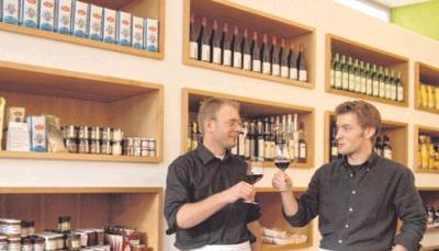 Christian (links) und Thomas Pfeffer in ihrer Tagbar.Foto: Archiv/Kugler Christian (links) und Thomas Pfeffer in ihrer Tagbar.Foto: Archiv/Kugler