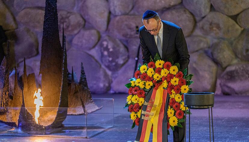 Merz nimmt an der Kranzniederlegung in der Halle der Erinnerungen der Holocaust-Gedenkstätte Yad Vashem teil. Merz nimmt an der Kranzniederlegung in der Halle der Erinnerungen der Holocaust-Gedenkstätte Yad Vashem teil.