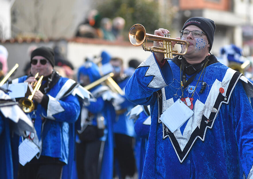 Musikgruppen sorgen mit mitrei&szlig;enden Rhythmen f&uuml;r ausgelassene Feierlaune.