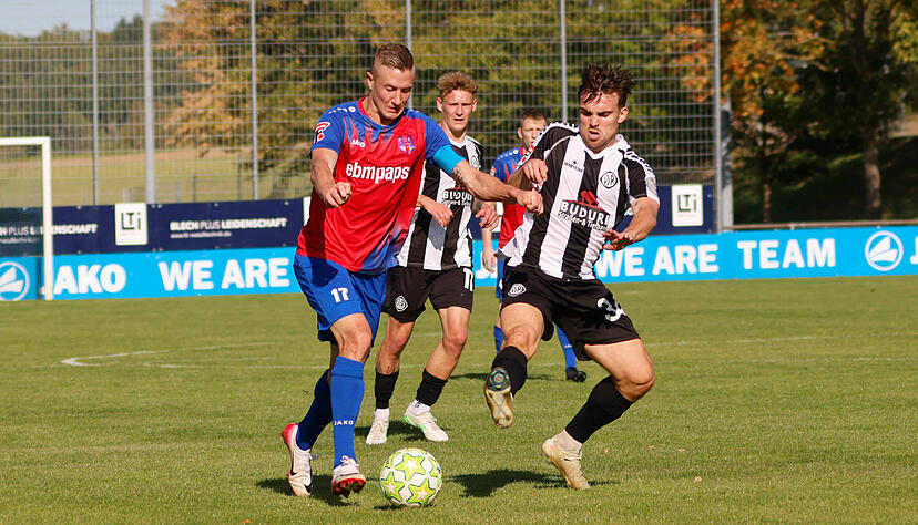 Die Hollenbacher um Kapit&auml;n Sebastian Schiek (links) waren nach der 0:2-Niederlage gegen den Tabellenf&uuml;hrer VfR Aalen vor 1475 Zuschauern nicht allzu sehr entt&auml;uscht.