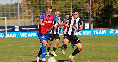 Die Hollenbacher um Kapitän Sebastian Schiek (links) waren nach der 0:2-Niederlage gegen den Tabellenführer VfR Aalen vor 1475 Zuschauern nicht allzu sehr enttäuscht. Die Hollenbacher um Kapitän Sebastian Schiek (links) waren nach der 0:2-Niederlage gegen den Tabellenführer VfR Aalen vor 1475 Zuschauern nicht allzu sehr enttäuscht.