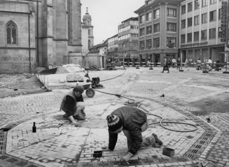 Kiliansplatz 1988. Die geometrische Neugestaltung ist Maßarbeit.
Foto: HSt-Archiv.