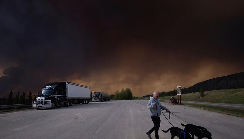 Der Himmel schwarz: So viele Waldbr&auml;nde hat Kanada selten gleichzeitig erlebt. Gef&auml;hrliche Waldbr&auml;nde verdunkeln mittlerweile auch in Kanadas westlichster Provinz British Columbia den Horizont.