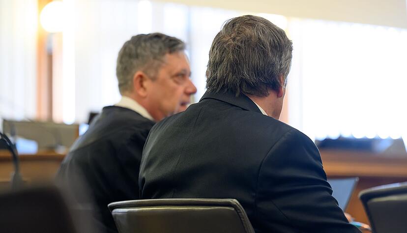 Der Anwalt sprach im Gericht f&uuml;r den Busfahrer.