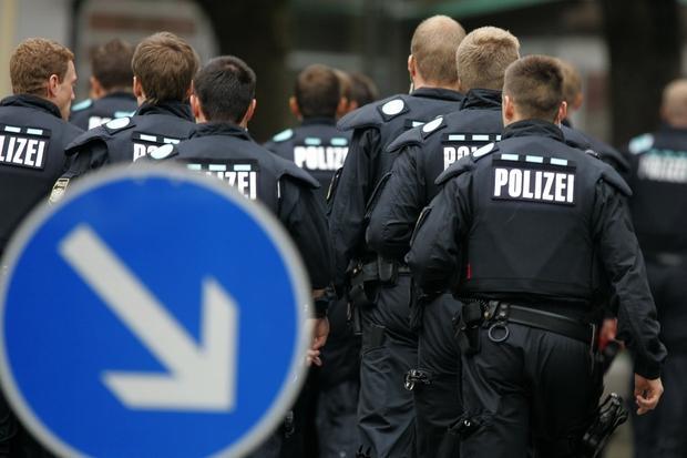 Polizisten betreten das Gelände des Gymnasiums. Der Täter wurde festgenommen und erlitt ebenfalls schwere Verletzungen. Nach ersten Erkenntnissen fielen bei dem Vorfall auch Schüsse. Das Motiv des Jugendlichen sowie der genaue Hergang waren noch unklar.