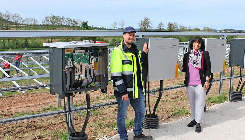 EnBW-Projektleiter Max Schneider und Bürgermeisterin Sabine Rotermund an den Wechselrichtern des Solarparks. In den nächsten Tagen werden die PV-Anlagen aus China erwartet und dann eingebaut. EnBW-Projektleiter Max Schneider und Bürgermeisterin Sabine Rotermund an den Wechselrichtern des Solarparks. In den nächsten Tagen werden die PV-Anlagen aus China erwartet und dann eingebaut.