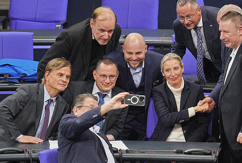 Die Abgeordneten der AfD-Bundestagsfraktion, unter ihnen die Fraktionsvorsitzenden Tino Chrupalla und Alice Weidel, machen ein Selfie.