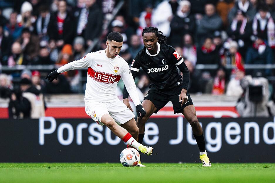 Bilal El Khannouss: Startelf-Comeback und auf der rechten Außenbahn im Einsatz. Forderte oft den Ball. Vergab eine Mega-Chance aus spitzem Winkel knapp. Note: 3 Bilal El Khannouss: Startelf-Comeback und auf der rechten Außenbahn im Einsatz. Forderte oft den Ball. Vergab eine Mega-Chance aus spitzem Winkel knapp. Note: 3