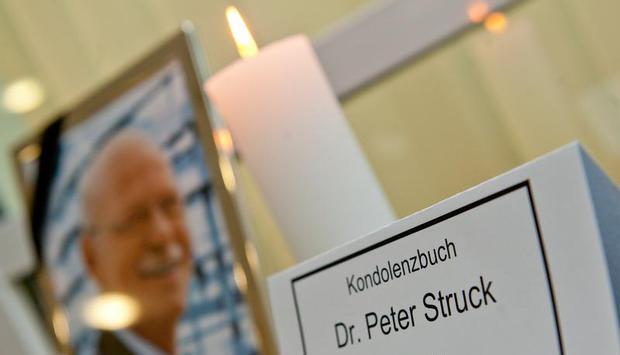 Ein Kondolenzbuch liegt im Rathaus von Uelzen für den verstorbenen SPD-Politiker und ehemaligen Verteidigungsminister Peter Struck aus. Foto: Philipp Schulze/Archiv Ein Kondolenzbuch liegt im Rathaus von Uelzen für den verstorbenen SPD-Politiker und ehemaligen Verteidigungsminister Peter Struck aus. Foto: Philipp Schulze/Archiv