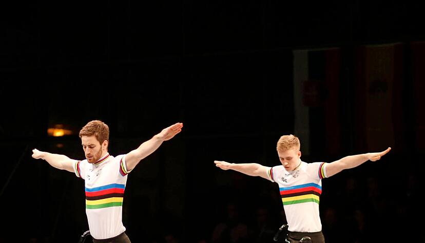 Serafin Schefold (links) und Max Hanselmann vom RV Öhringen treten in Lüttich als Titelverteidiger an. Am Montag wollen sie mit dem zweiten Satz Weltmeistertrikots mit den Regenbogenstreifen zurückfahren.
Foto: Marc Schmerbeck Serafin Schefold (links) und Max Hanselmann vom RV Öhringen treten in Lüttich als Titelverteidiger an. Am Montag wollen sie mit dem zweiten Satz Weltmeistertrikots mit den Regenbogenstreifen zurückfahren.
Foto: Marc Schmerbeck