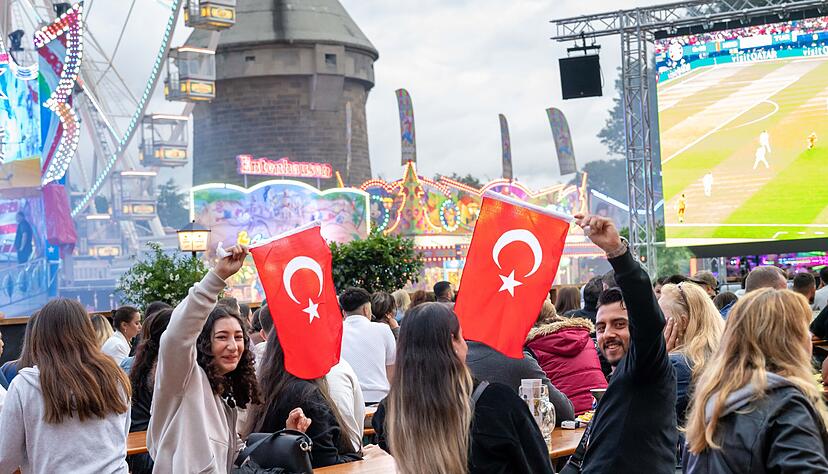 Nach den deutschen Fans erlebten auch die türkischen ein Wechselbad der Gefühle. Nach den deutschen Fans erlebten auch die türkischen ein Wechselbad der Gefühle.