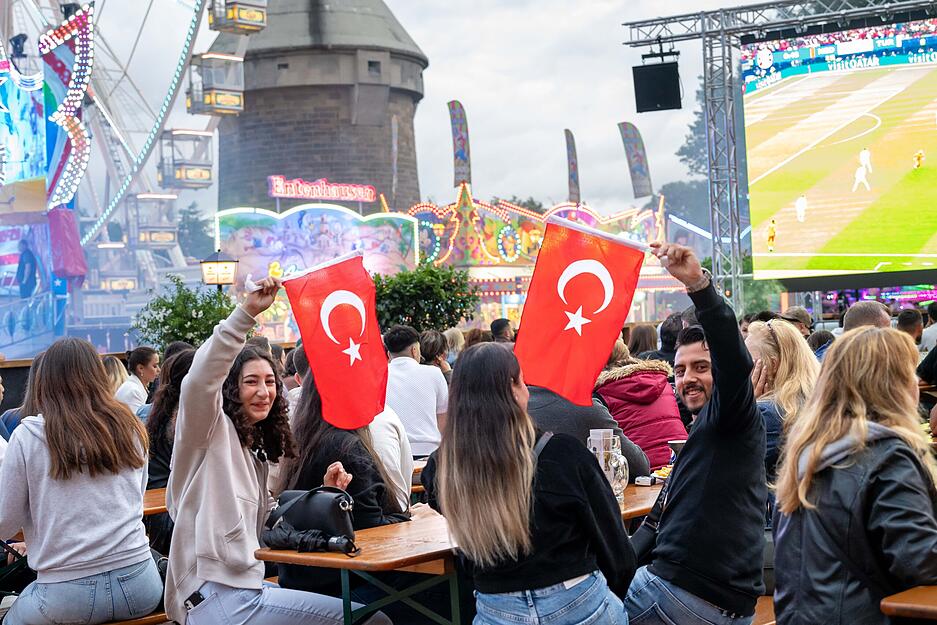 Volksfest mit Public Viewing Türkei gegen die Niederlande