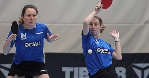 Die SUN-Spielerinnen Kathrin Hessenthaler (links) und Ronja M&ouml;dinger gewinnen gegen Bad Rodach ihr Doppel und holten je einen weiteren Punkt.