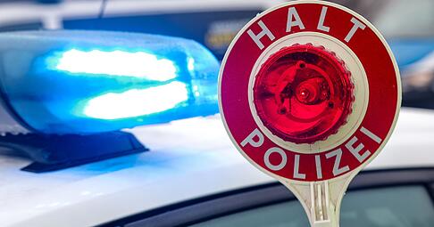 ARCHIV - 05.02.2025, Sachsen, Burgstein: Ein Polizist h&auml;lt eine Polizeikelle f&uuml;r eine Kontrolle auf einem Parkplatz an der Autobahn 72. (zu dpa: &laquo;Alkoholisierter Mann bedroht Lieferanten und Polizei&raquo;) Foto: Jan Woitas/dpa +++ dpa-Bildfunk +++