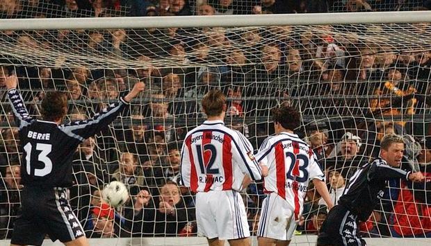 Paulis Nico Patschinski (r) erzielt das Tor zur 2:0 Führung gegen den Rekordmeister aus München. Foto: dpa Paulis Nico Patschinski (r) erzielt das Tor zur 2:0 Führung gegen den Rekordmeister aus München. Foto: dpa