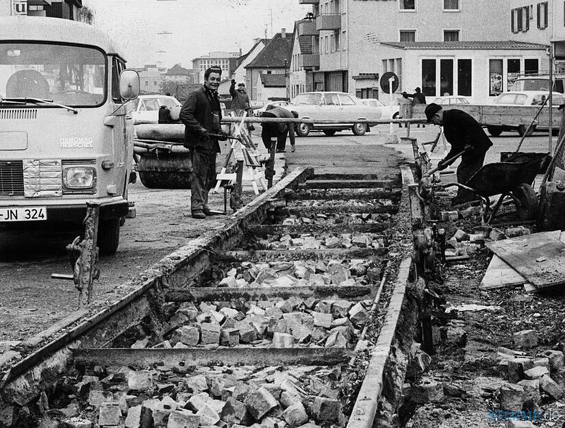 Die Gleiszuführungen vom Südbahnhof über Besigheimer- und Sontheimer Straße zur früheren Zuckerfabrik  werden 1971 nach der Abwanderung von Südzucker beseitigt.