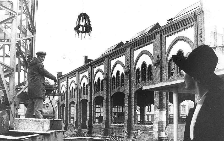 Januar 1986: Der Richtkranz hängt über der ausgebeinten Halle. Januar 1986: Der Richtkranz hängt über der ausgebeinten Halle.