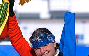 2002: Andrea Henkel winkt als Olympiasiegerin von Salt Lake City. Mit 24 Jahren holt die Thüringerin Gold im Einzel über 15 Kilometer.
Foto: imago images/Laci Perenyi 2002: Andrea Henkel winkt als Olympiasiegerin von Salt Lake City. Mit 24 Jahren holt die Thüringerin Gold im Einzel über 15 Kilometer.
Foto: imago images/Laci Perenyi