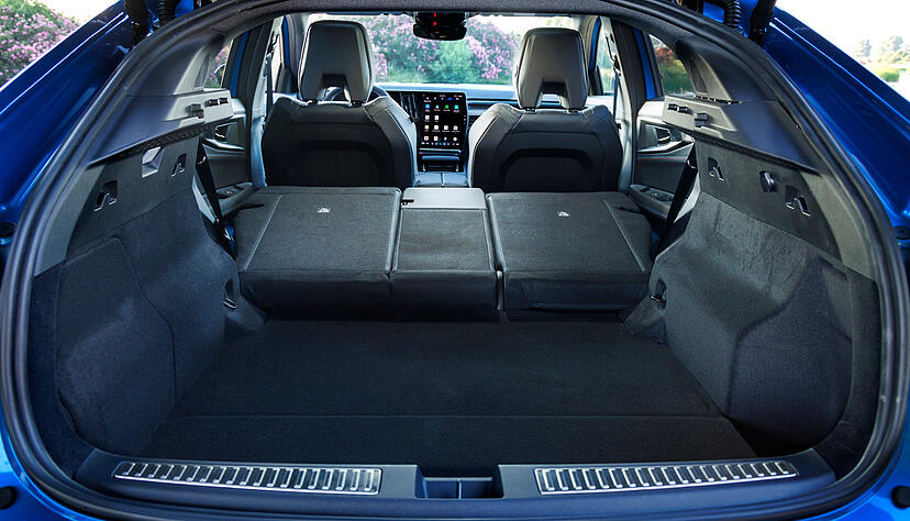 Überraschend groß ist der Kofferraum mit 627 bis 1914 Liter Volumen. Leider entsteht aber keine ebene Ladefläche, wenn man die Rückbank umlegt. Überraschend groß ist der Kofferraum mit 627 bis 1914 Liter Volumen. Leider entsteht aber keine ebene Ladefläche, wenn man die Rückbank umlegt.