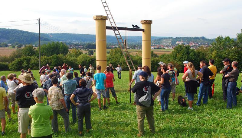 Auf viel Interesse stieß der Marsch zum Galgen, den Mitglieder des Vereins Kulturetta eigens nachgebaut und aufgestellt hatten.
Foto: Landauer