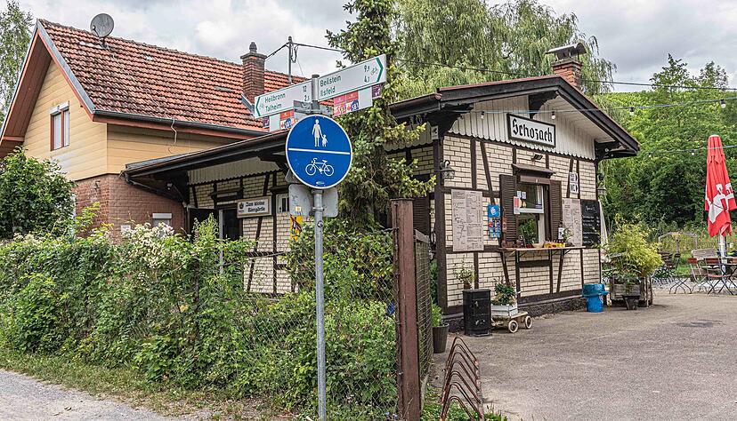 Die Speisekarte des Biergartens Schozacher Bahnhöfle bietet lustige Namenskreationen. Die Speisekarte des Biergartens Schozacher Bahnhöfle bietet lustige Namenskreationen.