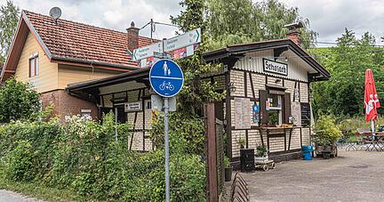 Die Speisekarte des Biergartens Schozacher Bahnhöfle bietet lustige Namenskreationen. Foto: Erwin Weigend