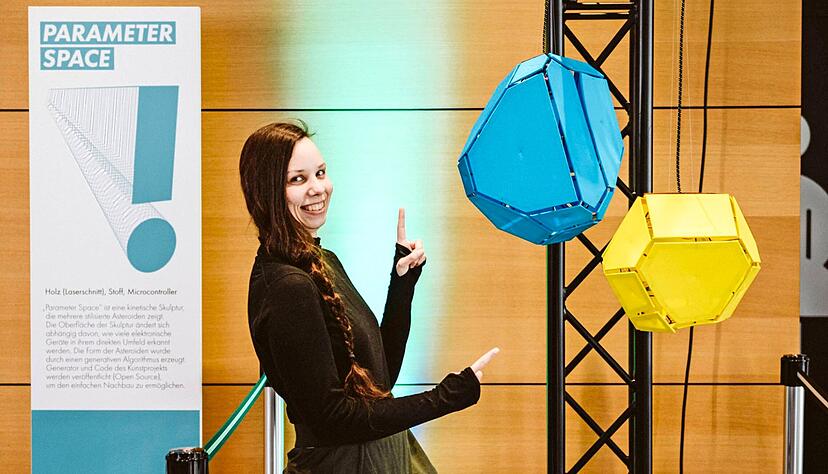 "Kreativität findet an beiden Enden statt", sagt Creative Technologist Sabine Wieluch über das Zusammenspiel von Künstlicher Intelligenz (KI) und Mensch. Die Installation "Parameter Space" etwa reagiert auf ihr Umfeld.
Foto: Nico Kurth "Kreativität findet an beiden Enden statt", sagt Creative Technologist Sabine Wieluch über das Zusammenspiel von Künstlicher Intelligenz (KI) und Mensch. Die Installation "Parameter Space" etwa reagiert auf ihr Umfeld.
Foto: Nico Kurth