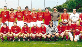 Meistermannschaft: Die Reserve des TSV Kupferzell (hinten von links): David Spellenberg, Martin Stier, Marvin R&uuml;ger, Georgios Vavouras, Tobias Langer, Karl-David Hermann, Christian Rossow, Markus Krummrein, Betreuer Alexander Stier, Trainer Winfried Suleder, Abteilungsleiter Dieter Volpp. Davor von links: Sebastian Janda, Daniel Gundel, Karlheinz Winkler, Jan Kaipl, Thorsten Lauck, Sebastian Kuch, Mark Wirth, Michael Hofmann und Michael Wirth.Foto: privat